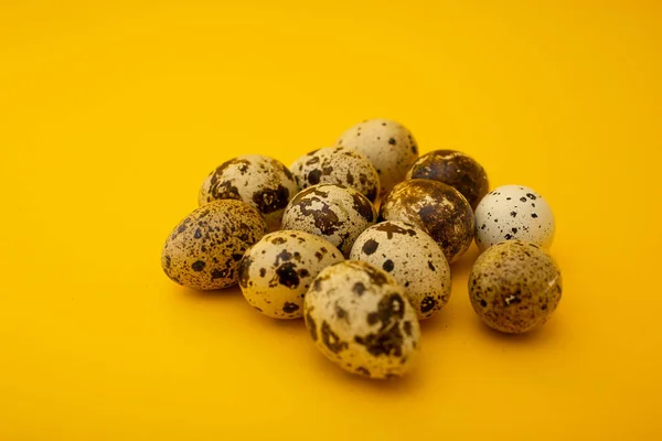 Pequenos Ovos Codorna Estão Fundo Amarelo Minimalismo Para Publicidade — Fotografia de Stock