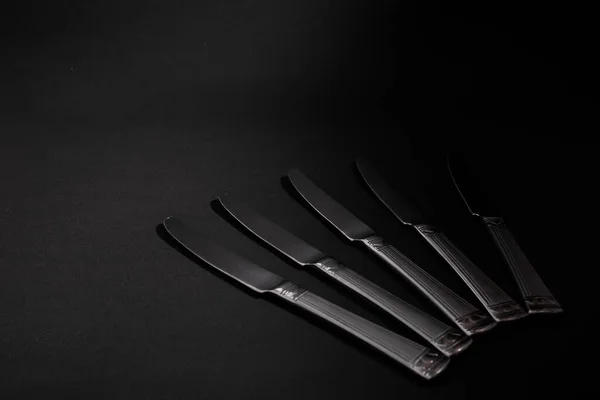 Knives Made Metal Silver Lie Black Background Glare Light — Stockfoto