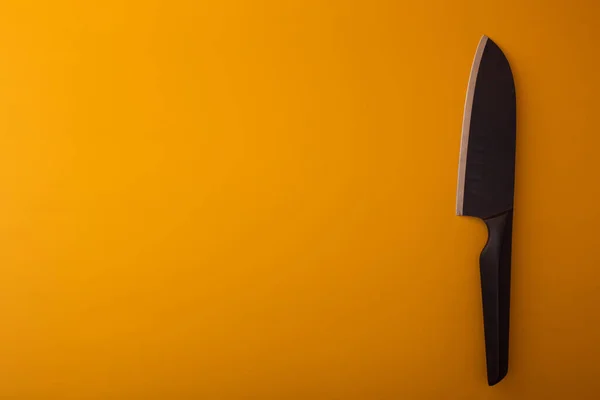 Ножи Металла Серебра Лежат Желтом Фоне — стоковое фото