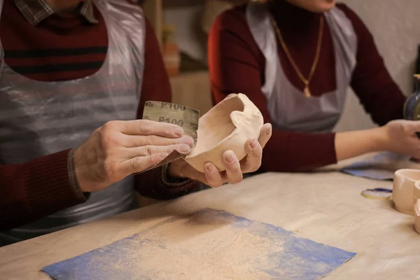 一个人的雕塑家用自己的双手制作一种黏土制品 — 图库照片