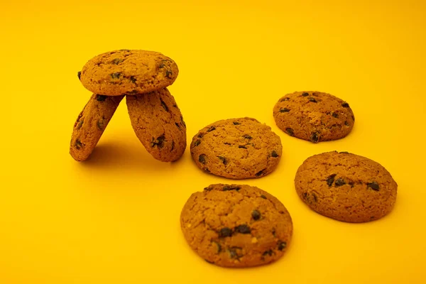 Ciasteczka Kawałkami Czekolady Leżą Żółtym Tle Minimalizm Słodki Jedzenie — Zdjęcie stockowe