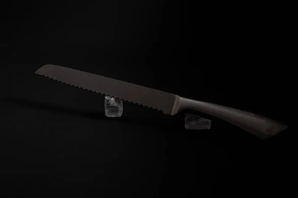 Noże Wykonane Metalu Srebra Leżą Czarnym Tle Odblaskiem Światła — Zdjęcie stockowe