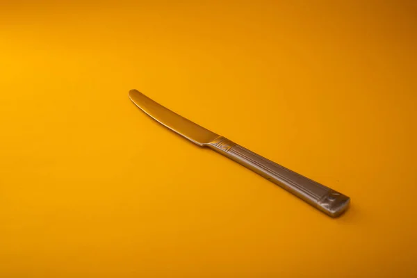 Cuchillos Hechos Metal Plata Encuentran Sobre Fondo Amarillo —  Fotos de Stock