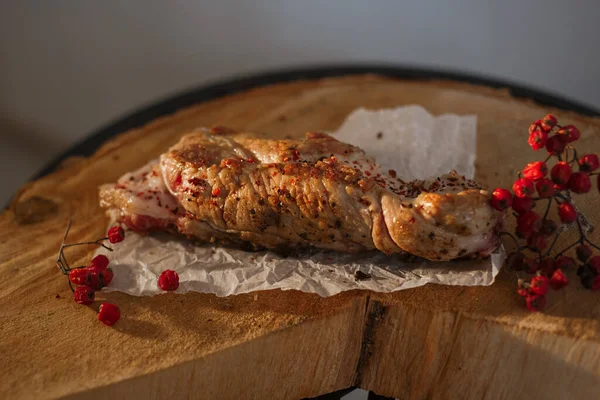 Ένα Νόστιμο Κομμάτι Κρέας Μαγειρεμένο Στη Σχάρα Βρίσκεται Μια Ξύλινη — Φωτογραφία Αρχείου