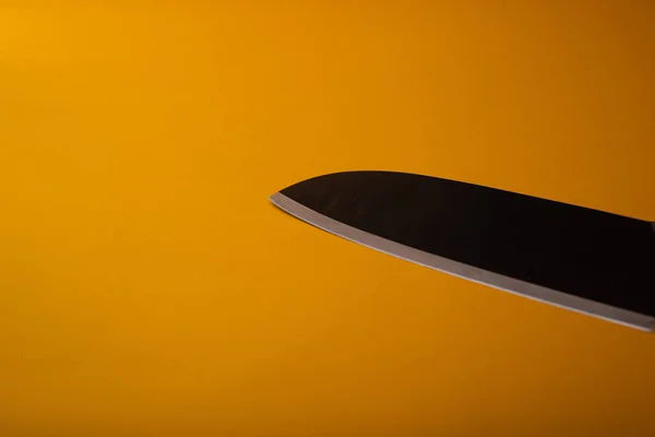 Messer Aus Metall Silber Liegen Auf Gelbem Hintergrund — Stockfoto
