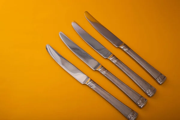 Messer Aus Metall Silber Liegen Auf Gelbem Hintergrund — Stockfoto