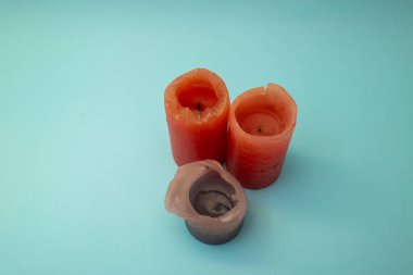 Parlak mum arka planda duruyor.