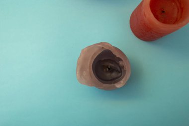 Parlak mum arka planda duruyor.