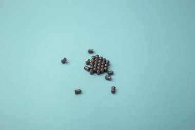 Tabancadaki gri metal mermiler yalan söylüyor.