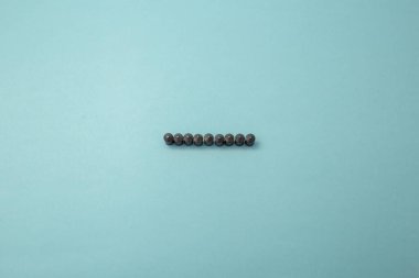 Tabancadaki gri metal mermiler yalan söylüyor.