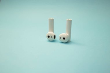 Parlak müzik kulaklıkları mavi bir arkaplanda.