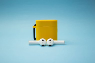 Parlak müzik kulaklıkları mavi bir arkaplanda.