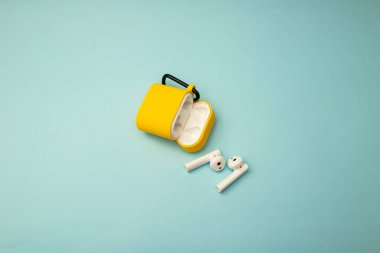 Parlak müzik kulaklıkları mavi bir arkaplanda.