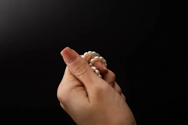 Uma Menina Segura Sua Mão Belo Produto Feito Prata Ouro — Fotografia de Stock