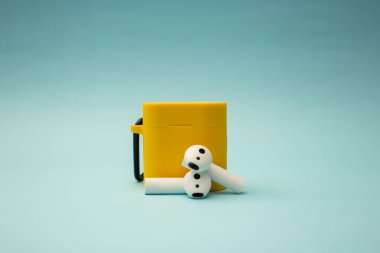 Parlak müzik kulaklıkları mavi bir arkaplanda.