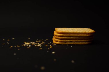 Arkaplanda kırıntılı kraker kurabiyeleri var.