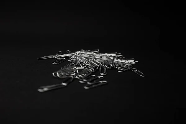Metalen Paperclips Liggen Een Zwarte Achtergrond — Stockfoto