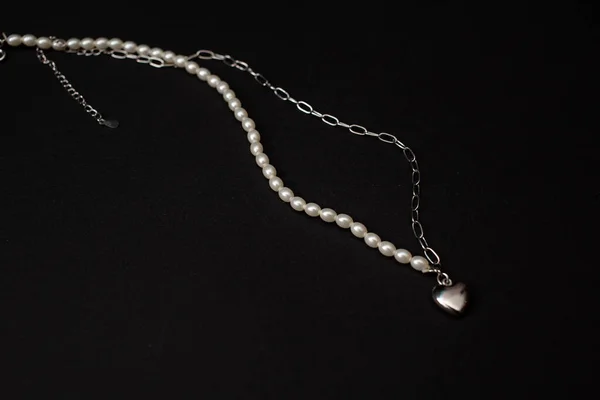 Altınla süslenmiş siyah bir arkaplanda.