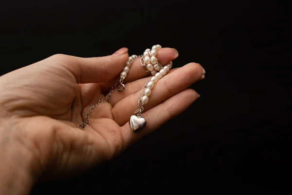 Bir kız elinde altın ve gümüşten yapılmış güzel bir ürün, bir aksesuar.