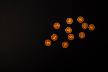 Üzerinde dolar resmi olan çipler arka planda yatıyor.