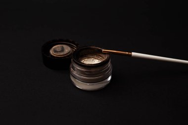 Arka planda parlak göz gölgeleri