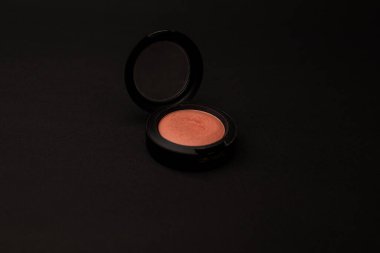 Arka planda parlak göz gölgeleri