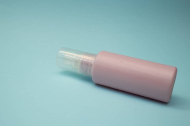 Arka planda kişisel bakım jeli şişesi