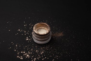 Arka planda parlak göz gölgeleri