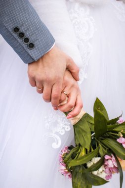 Yeni evlilerin evlilik yüzükleri.