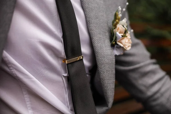 Gençler süslenir, düğüne hazırlanır.