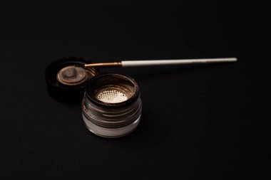 Arka planda parlak göz gölgeleri