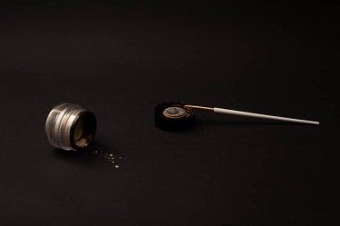 Arka planda parlak göz gölgeleri