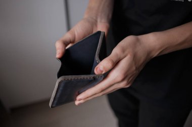 Deri cüzdan tutan bir adam