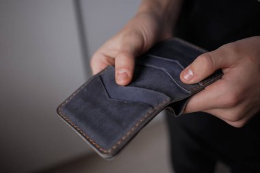 Deri cüzdan tutan bir adam