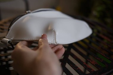 Beyaz deri çanta minimalizmin ayrıntıları