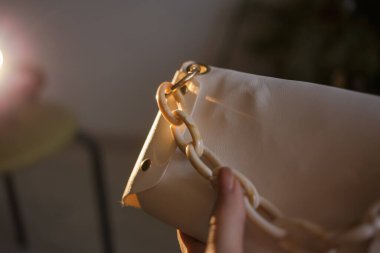 Beyaz deri çanta minimalizmin ayrıntıları