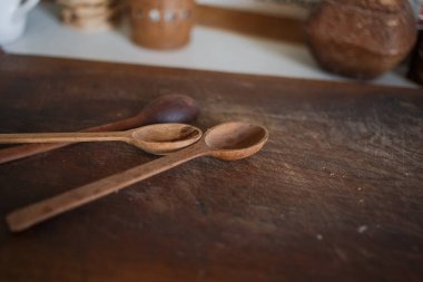 Mutfakta tahta kaşıklar var.