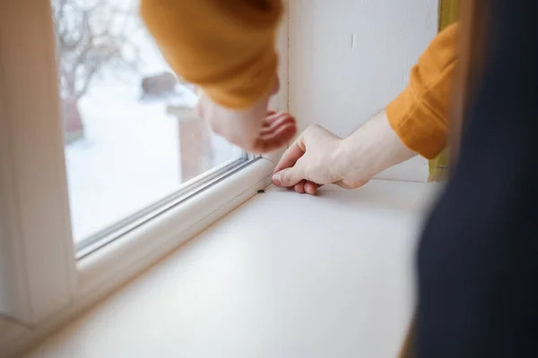 Guy Catches Fly Window — Stock Photo, Image