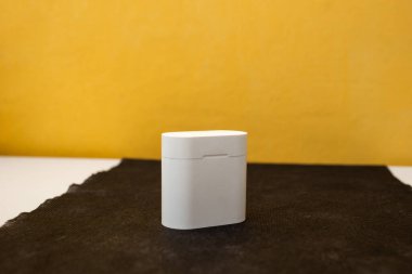 Parlak müzik kulaklıkları masanın üzerinde.