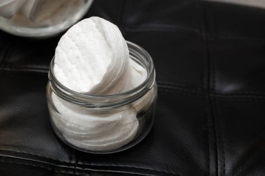 Kavanozda pamuk pedler