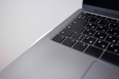 Çalışma, teknoloji ve makro fotoğrafçılık için şık bir laptop.