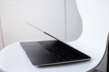 Çalışma, teknoloji ve makro fotoğrafçılık için şık bir laptop.