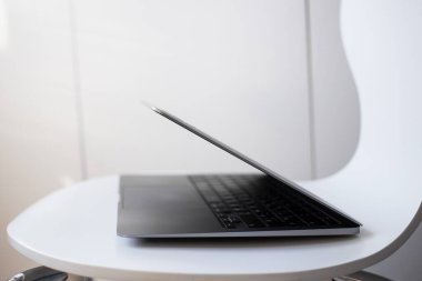 Çalışma, teknoloji ve makro fotoğrafçılık için şık bir laptop.