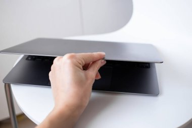 Dizüstü bilgisayara dokunan kadın