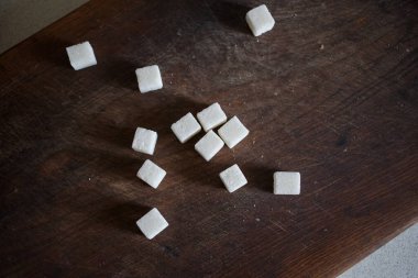 Mutfak tahtasına saçılmış küp şeker.