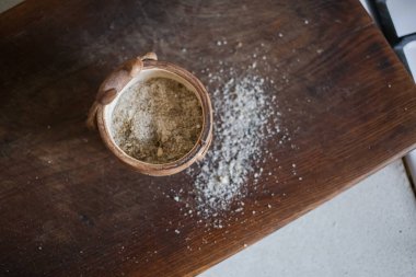 Mutfak tahtasına tuz döküldü.