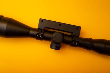 Sarı arka planda silahlar için görüş.