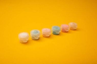 Kutuda çizmek için parlak renkler