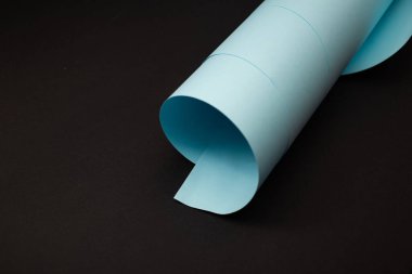 Parlak kağıt arka plana sarılmış.