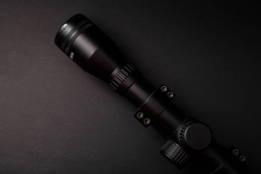 Sarı arka planda silahlar için görüş.